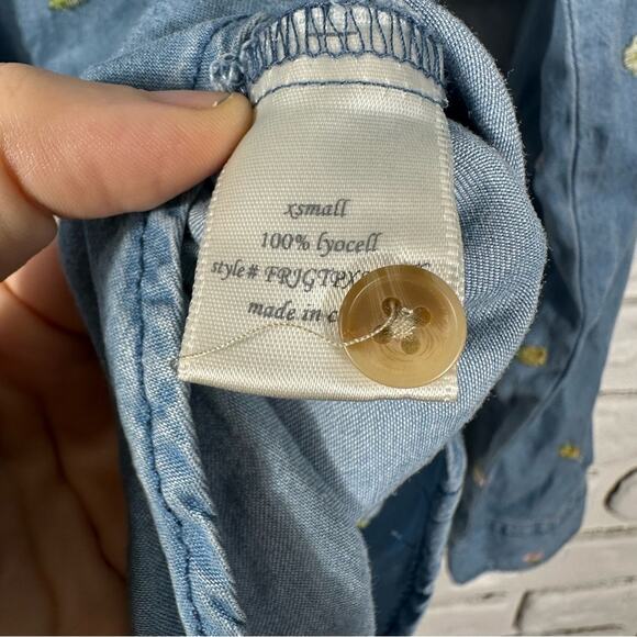NEW Francesca's Mi Ami Chambray Embroidered Button Down Top Size XS - Picture 5 of 8